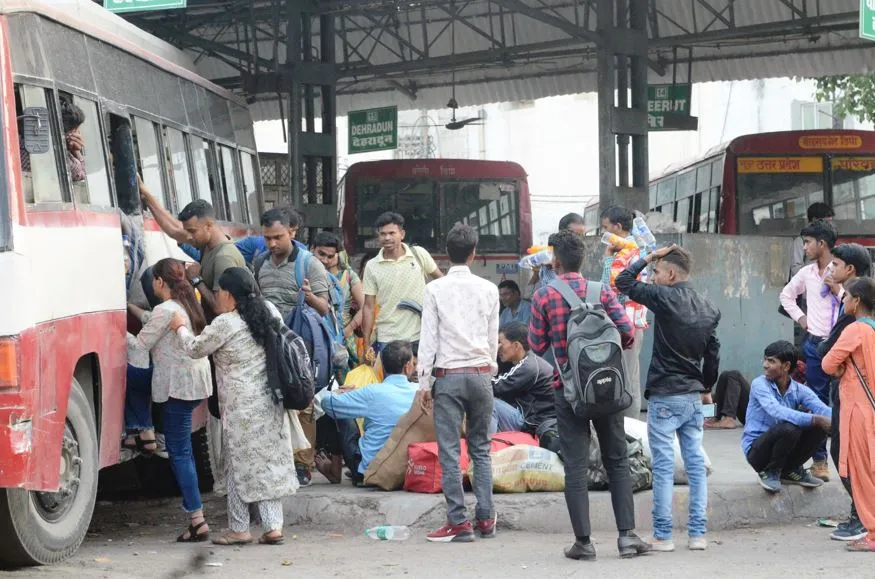 बरेली: ईद को लेकर रोडवेज बस अड्डों पर बढ़ी भीड़
