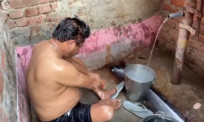 शाहजहांपुर: दलित के घर कैबिनेट मंत्री ने किया विश्राम, हैंडपंप से नहाए