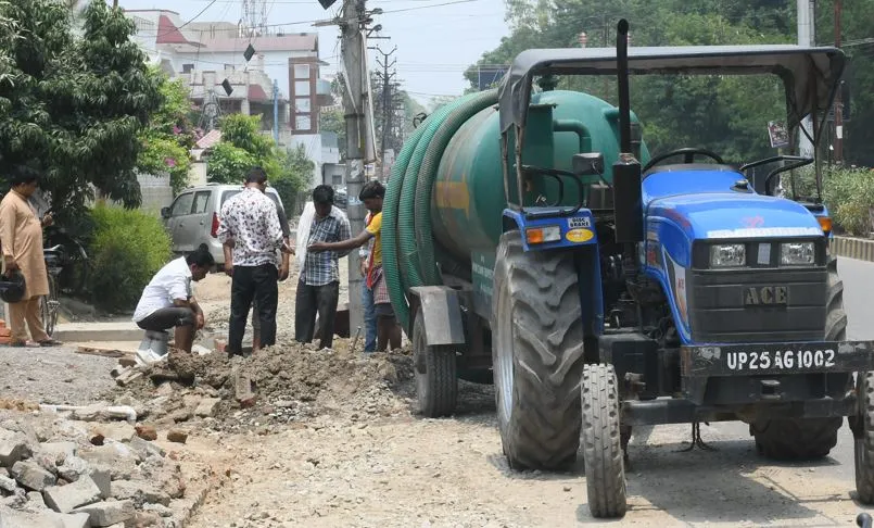 बरेली: नाला निर्माण में रामपुर गार्डन के मेनहोल कर दिए बंद