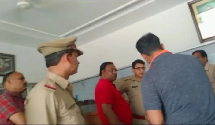 बरेली: बच्चों को बंधक बनाने के मामले में हार्टमेन स्कूल के खिलाफ अभिभावकों ने खोला मोर्चा