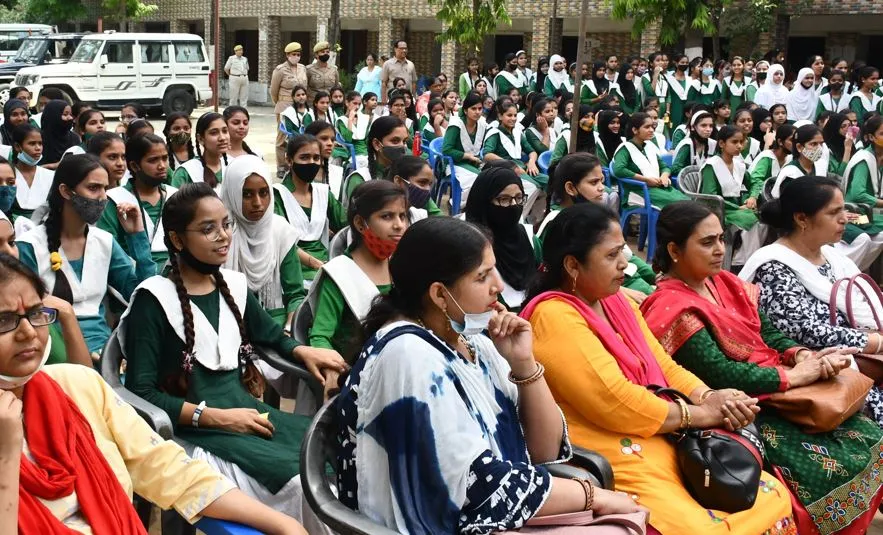 बरेली: छात्राओं को दी हेल्पलाइन नंबरों की जानकारी