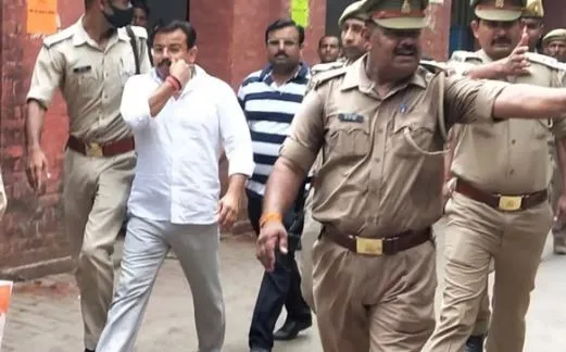 लखीमपुर-खीरी: मूंछों पर ताव देते कोर्ट पहुंचा आशीष मिश्र, वायरल हुआ वीडियो