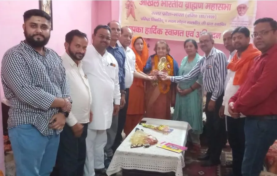 बरेली: पूर्व प्रोफेसर को समाज के लोगों ने किया सम्मानित