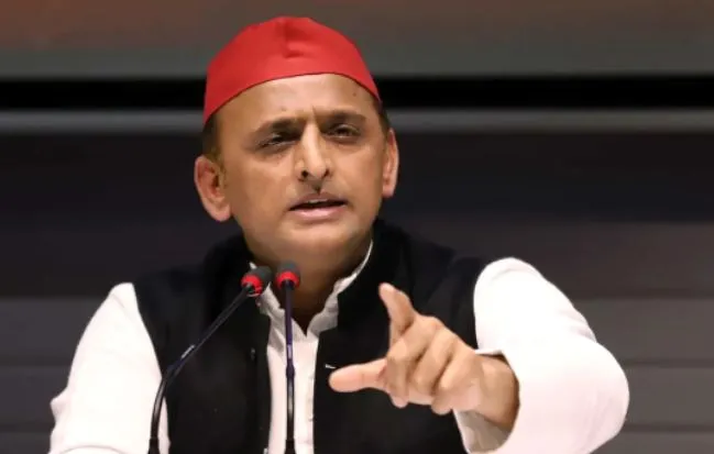 चंदौली में युवती की मौत पर बवाल, अखिलेश बोले- जानबूझकर कर मारा गया छापा, कोई नहीं मिलने पर बेटी की पीट-पीटकर ली जान