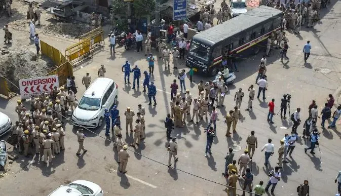 जहांगीरपुरी हिंसा: 15 आरोपियों के खिलाफ वारंट जारी, पश्चिम बंगाल में छिपे होने की सूचना