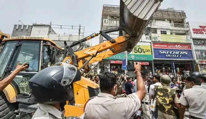 दिल्ली में अतिक्रमण रोधी अभियान का विरोध, वामदलों ने उपराज्यपाल के घर तक निकाला जुलूस