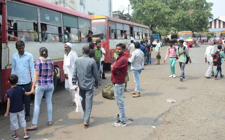  बरेली: रोडवेज बस अड्डों पर बसों की कमी से यात्री परेशान