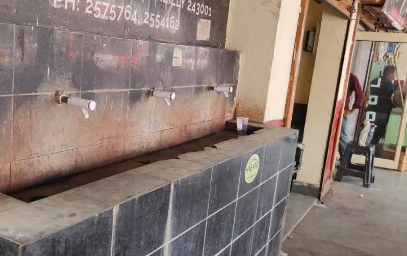 बरेली: तपती गर्मी में पानी को तरस रहे यात्री, बस स्टैंड पर नहीं है पेयजल