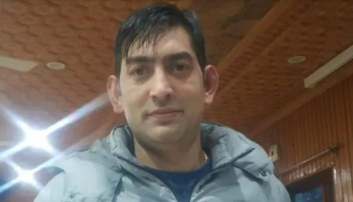 बडगाम में आतंकियों ने कश्मीरी पंडित को ऑफिस में घुसकर मारी गोली, इलाज के दौरान मौत