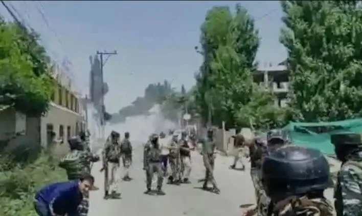 कश्मीरी पंडित कर्मचारी की हत्या का विरोध कर रहे प्रदर्शनकारियों पर पुलिस ने किया लाठीचार्ज