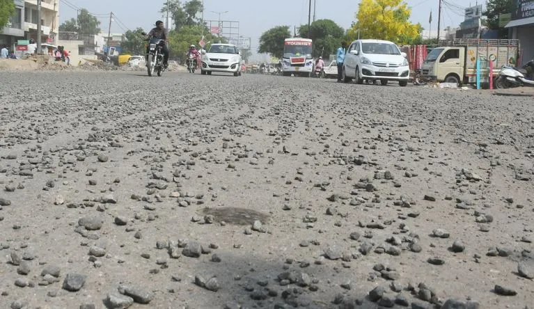 बरेली: सावधान! स्मार्ट सिटी में सड़क पर फैली बजरी कर सकती है घायल