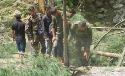 जम्मू कश्मीर के किश्तवाड़ में फंसे हुए 100 से अधिक लोगों को सेना ने बचाया