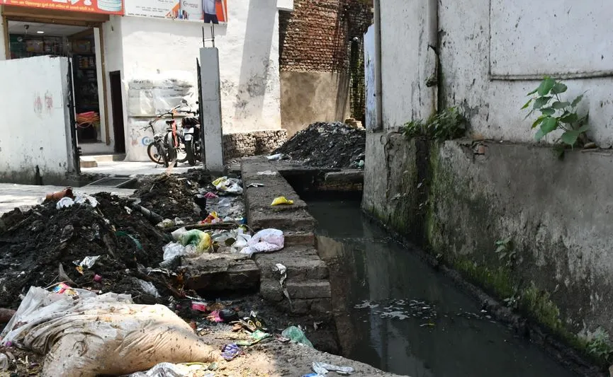 बरेली: नालों के किनारों पर सिल्ट निकालकर छोड़ दी जा रही