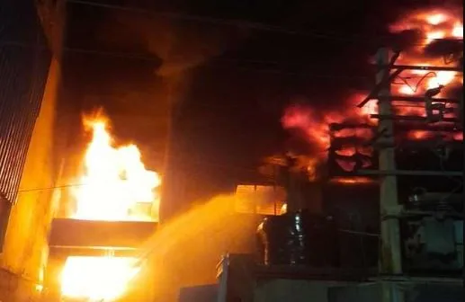 दिल्ली: मुंडका के बाद नरेला में फैक्ट्री में लगी भीषण आग, दमकल की 27 गाड़ियां पहुंचीं मौके पर