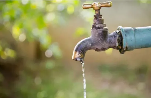 बरेली: पंप खराब होने से आजाद नगर में पानी खरीद कर पी रहे हैं लोग