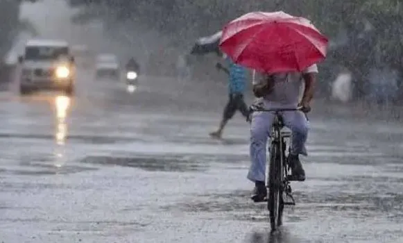 शाहजहांपुर: धूल भरी आंधी-बारिश से तापमान गिरा, भीषण गर्मी से मिली राहत