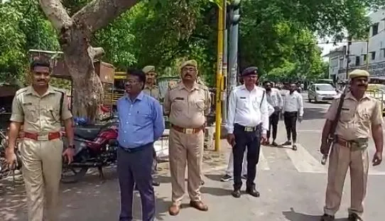 शाहजहांपुर: सीएम योगी का फरमान तो अवैध पार्किंग हटाने दौड़े अफसर