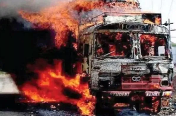 महाराष्ट्र में भीषण सड़क हादसा, डीजल से भरे टैंकर और ट्रक में टक्कर, हादसे में नौ लोगों की झुलसकर मौत