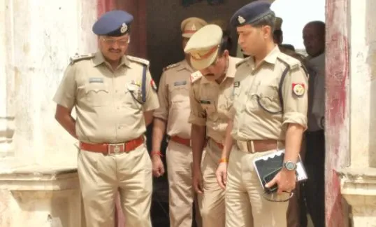 बदायूं: नाबालिग प्रेमी-प्रेमिका ने लगाई फांसी, कमरे के अंदर फंदे से लटके मिले शव