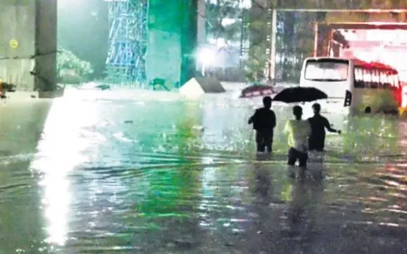 बारिश का कहर: 3 राज्यों में बिजली गिरने और बाढ़ की चपेट में आने से करीब 57 लोगों की मौत