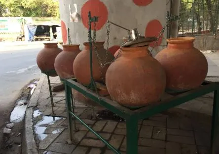 बरेली: मटके वाले प्याऊ गायब तो वाटर कूलिंग मशीनें पानी को तरसीं