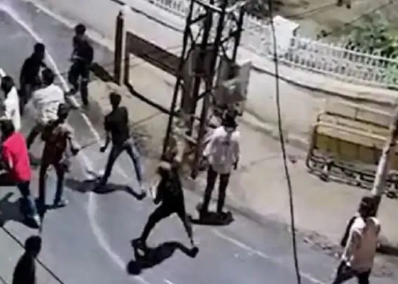 जोधपुर में ईद की नमाज के बाद पथराव, पुलिस ने छोड़े आंसू गैस के गोले, रात के एक बजे से सभी इंटरनेट सेवाएं बंद