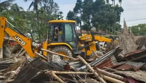 थाने में आग लगाना पड़ गया मंहगा, प्रशासन के बुलडोजर ने गिराए आरोपियों के घर