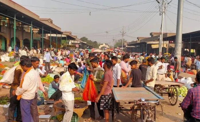 बरेली: मंडी में पानी, बिजली और सुरक्षा के दावे झूटे