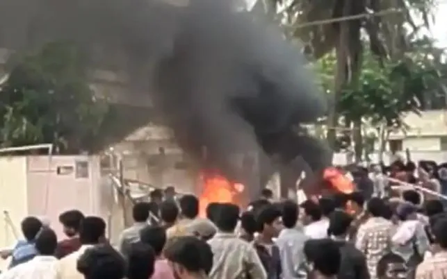आंध्र प्रदेश: नए जिले का नाम बदलने को लेकर भड़की हिंसा, प्रदर्शनकारियों ने परिवहन मंत्री के घर में लगाई आग