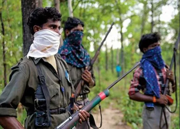  महाराष्ट्र पुलिस के सामने दो कट्टर नक्सलियों ने किया आत्मसमर्पण, 12 लाख का था इनाम