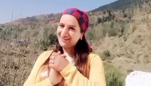 आतंकियों का कायराना हमला, कश्मीरी टीवी अभिनेत्री आमरीन भट की गोली मारकर हत्या, दस साल के भतीजे को भी मारी गोली