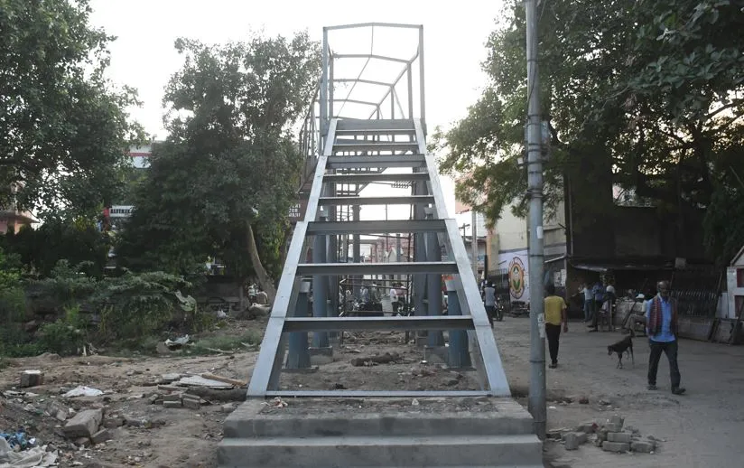 बरेली: ऐसे चला निर्माण तो गुम हो जाएगी जिला अस्पताल की मुख्य सड़क