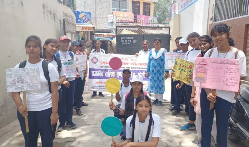 बरेली: यातायात नियमों के प्रति जागरूक करने के लिए छात्राओं ने निकाली रैली