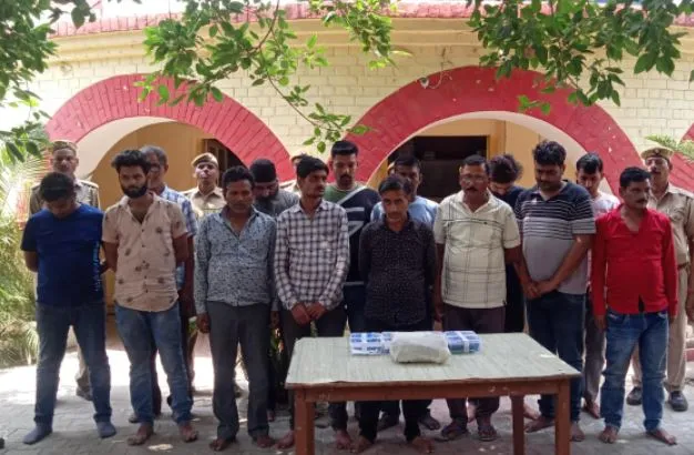 लखीमपुर-खीरी: सट्टा किंग के घर जुआ खेलते शहर के बड़े व्यापारियों समेत 14 जुआरी गिरफ्तार