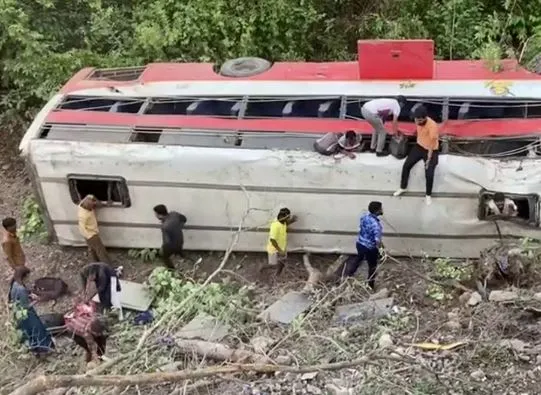 महाराष्ट्र में भीषण सड़क हादसा, पालघर में बस के खाई में गिरने से 15 लोग घायल, पांच की हालत गंभीर