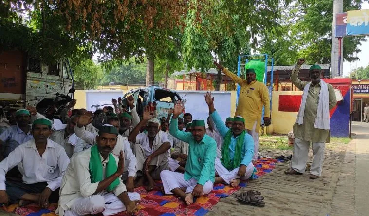 बिसौली: पदाधिकारी पकड़ने पर कोतवाली गेट पर धरना