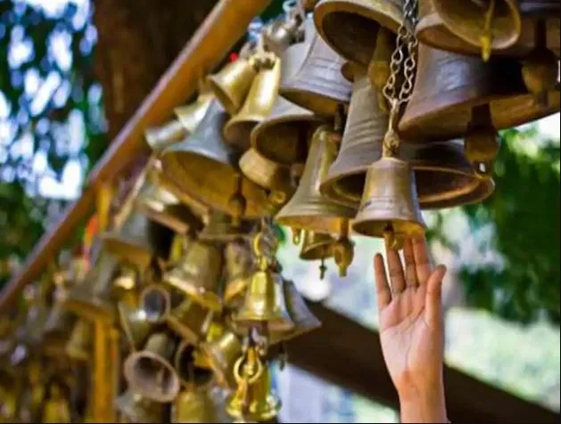 जानिए पूजा और आरती के दौरान क्यों बजाई जाती है घंटी, आखिर क्या है इसका वैज्ञानिक और धार्मिक महत्व