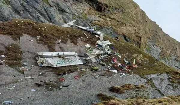नेपाल विमान हादसा : पहाड़ों पर बिखरे पड़े शवों की शिनाख्त करना मुश्किल, सामने आई मलबे की तस्वीर