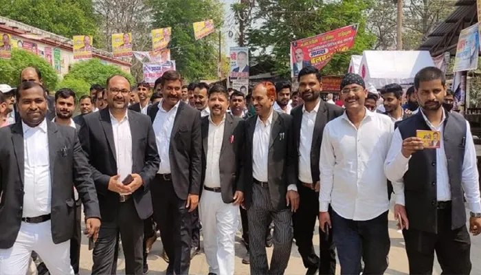 देवरिया: विशेष सचिव की टिप्पणी से नाराज वकीलों की हड़ताल