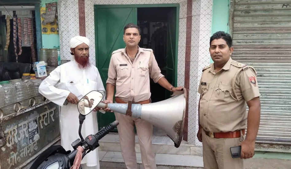 शाहजहांपुर: धर्मस्थलों से उतारे गए लाउडस्पीकर स्कूलों को कराए गए दान