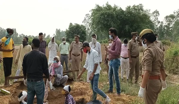 मुरादाबाद : पुलिस ने कब्र से निकाला आसमां का शव, हत्या की आशंका में शव का करवाया पोस्टमार्टम
