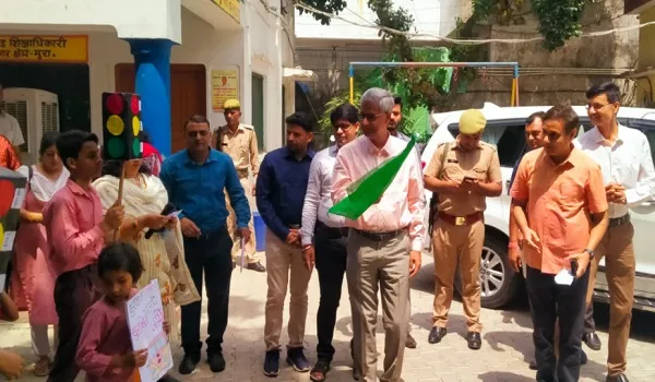 मुरादाबाद : सड़क सुरक्षा जीवन रक्षा नारे के साथ निकाली जागरूकता रैली