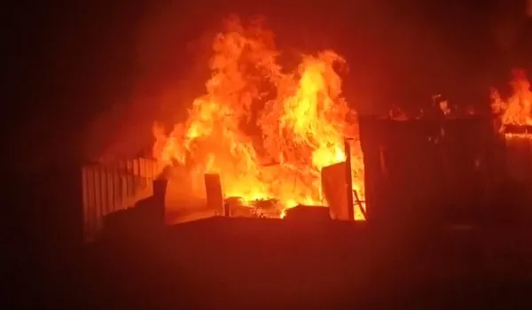 मुरादाबाद : फरीन इंटरनेशनल एक्सपोर्ट फैक्ट्री में लगी भीषण आग, लाखों रुपये का सामान जलकर राख, मची अफरा-तफरी