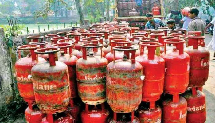 प्रयागराज: बढ़ते सिलेंडर के दाम से परेशान हुए आमजन, 9 महीने में बढ़े 143 रुपये