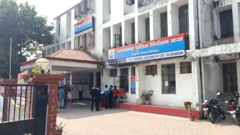 हल्द्वानी: पुलिस की धीमी जांच से परेशान पति-पत्नी जहर की शीशी लेकर पहुंचे पुलिस बहुउद्देशीय भवन, मचा हड़कंप