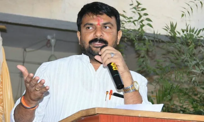 फडनवीस को गोपीचंद ‘पडालकर’ का बचाव नहीं करना चाहिए: हेमंत पाटिल