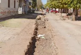 हल्द्वानी: सड़क खोदने के बाद भूले अफसर, प्रशासन का भी नहीं मान रहे निर्देश