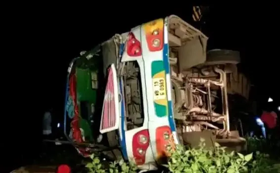 ओडिशा: कलिंगा घाट के पास सड़क हादसा, बस पलटने से 6 लोगों की मौत, 40 घायल