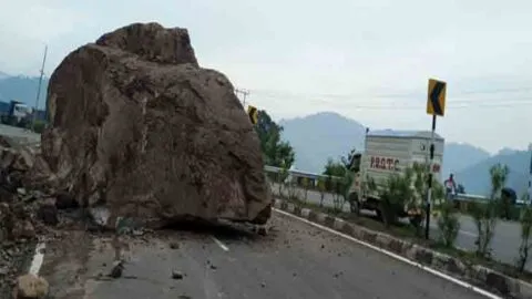 पहाड़ी से लुड़का पत्थर कार पर गिरा, व्यापारी घायल, हल्द्वानी रेफर