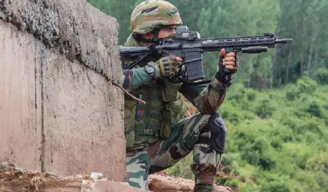 जम्मू-कश्मीर: कुलगाम में सुरक्षाबलों के साथ मुठभेड़ में दो आतंकवादी ढेर